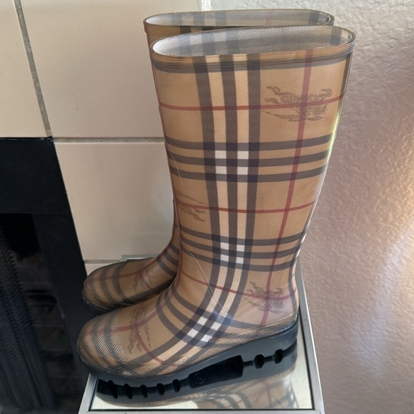 Women’s Burberry Rain boots - Picture 2 of 7